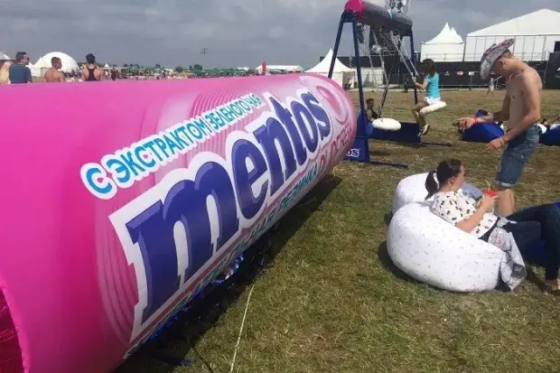 Надувная инсталляция Mentos на площадке фестиваля