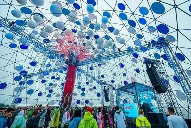 Купол сцены фестиваля Alfa Future People с брендингом Mentos